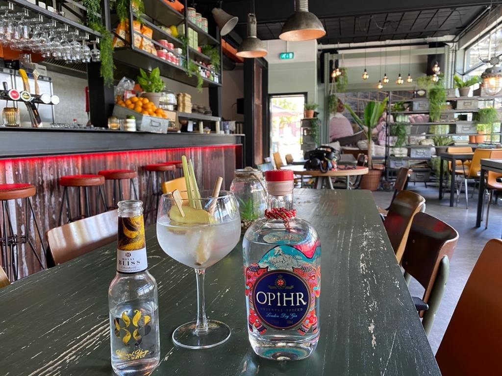 De_Oude_Telefooncentrale_Bij_Puur_binnenkijken_gin_tonic